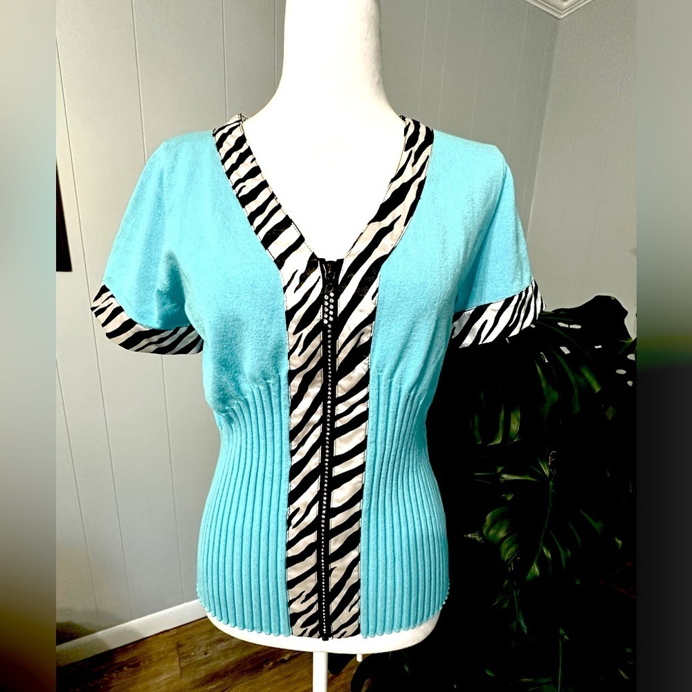#9)  Fontana zipper front knit top Size medium